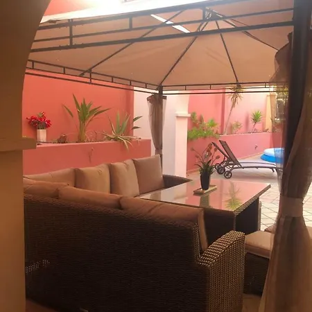 アパート Eden Duke-paradise Jacuzzi Terrace Retreat アデヘ
